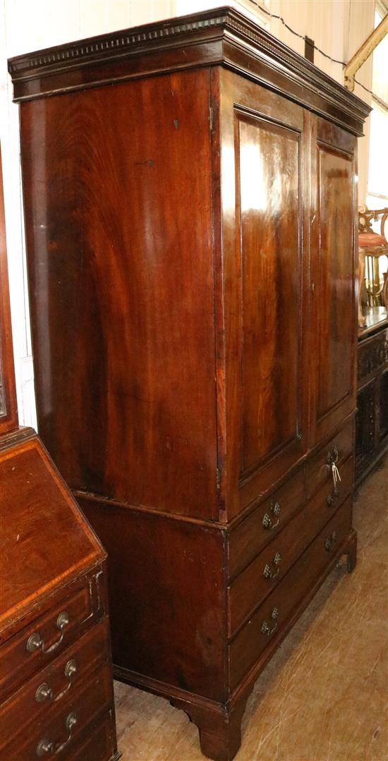 Mahogany linen press(-)